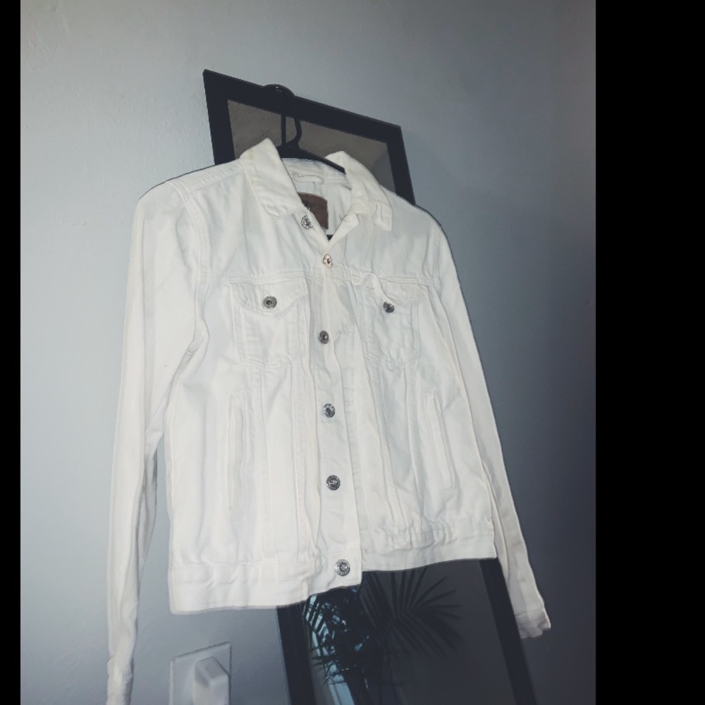 WHITE JEANS JACKET🤍